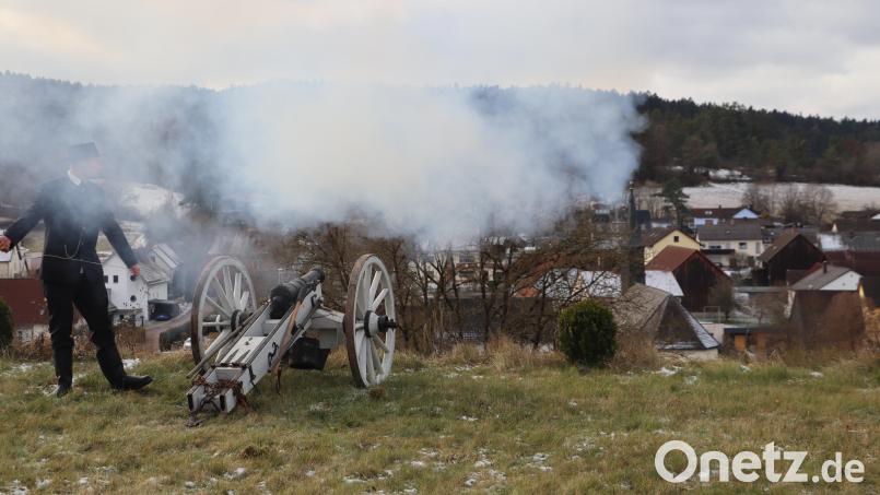 Marco Maier feuert das nachgebaute Feldgeschütz Barbara mit donnerndem Hall über Wolfsbach ab. Bild: mrr