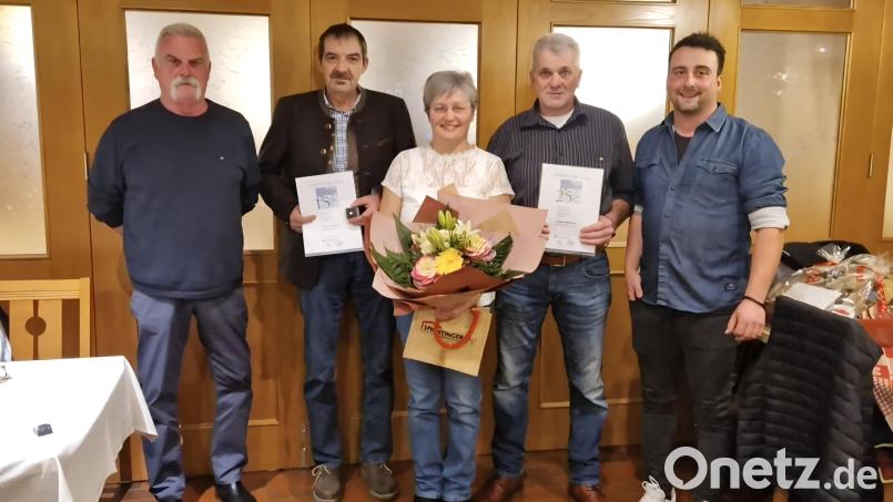 Bei Bauunternehmer Spichtinger wurden Mitarbeiter geehrt. Von links: Michael Spichtinger senior, Gerhard Bronold, Annette Zimmermann, Georg Zimmermann und Michael Spichtinger junior. Bild: Daniela Spichtinger
