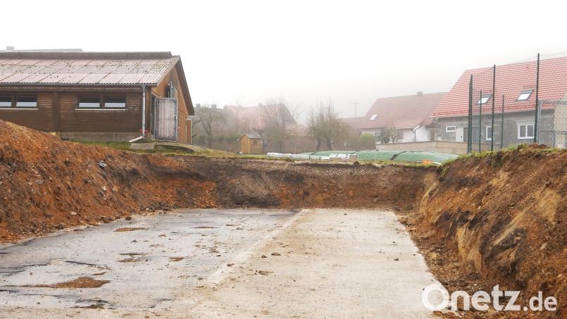 So sieht die Baugrube aus, in die das Blockheizkraftwerk gebaut wird. Bild: no