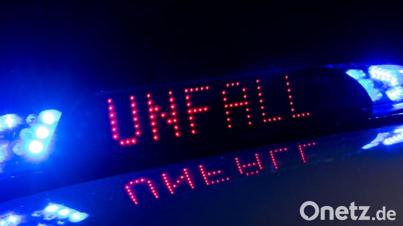 Bei einem Verkehrsunfall mit drei Fahrzeugen, darunter ein Polizeiauto, sind vier Menschen verletzt worden. Symbolbild: Monika Skolimowska/dpa