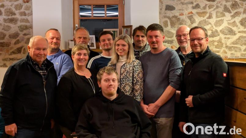 Diese Frauen und Männer der Freien Wählergemeinschaft Altfalter-Weiding-Richt kandidieren für die Gemeinderatswahl 2026. Bild: Franziska Danner