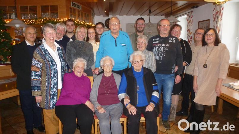 Sie lässt sich nicht unterkriegen: Edith Häusler (vorne Mitte) mit ihren ebenfalls noch rüstigen Schwägerinnen Betty und Berta (von links); dahinter Kinder, Enkel, Verwandte, Pfarrer Varghese Puthenchira und derzeit amtierender Bürgermeister Julian Kraus. Bild: Siegfried Bock