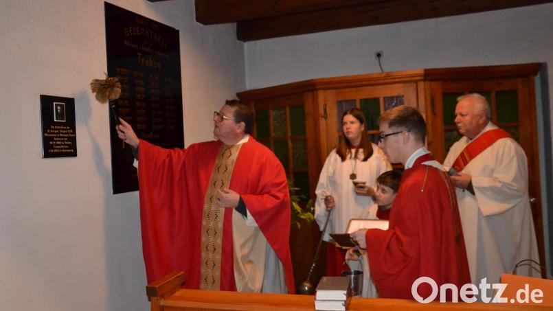 Anlässlich des 125. Geburtstages von Pater Gregor Steger OSB wurde in der Kirche in Tröbes durch den Moosbacher Pfarrer Udo Klösel, Kaplan Michael Steinhilber und Diakon Herbert Sturm (von links) eine Gedenktafel gesegnet. Bild: gi