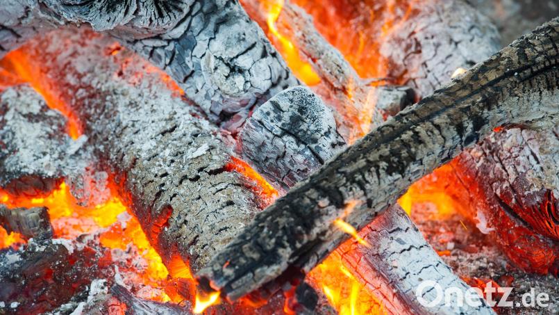 Ein Unbekannter drang in einen Garten in Amberg ein und entzündete dort ein Lagerfeuer. Symbolbild: Patrick Pleul/dpa