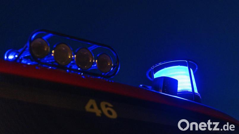 Die Feuerwehr bekämpften die Flammen. (Symbolbild) Bild: Philipp von Ditfurth/dpa