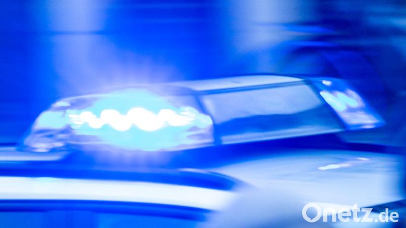 Die Einsatzkräfte leiten den Verkehr um die Unfallstelle um. (Symbolbild) Bild: Jens Büttner/dpa