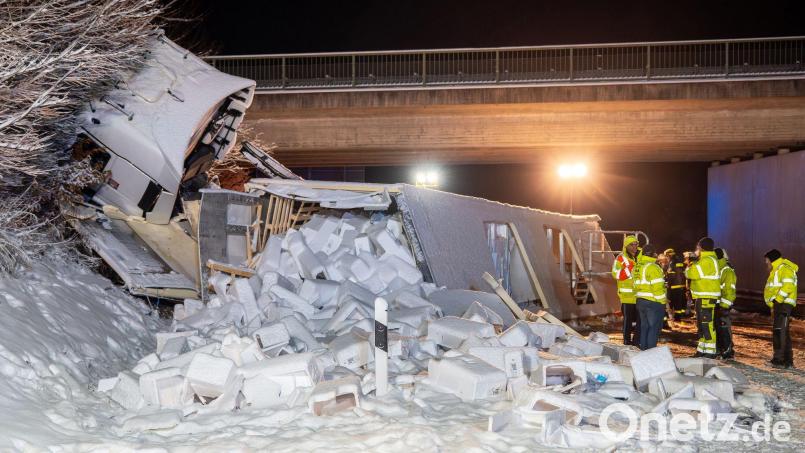 Auf der A 93 ist ein mit Fisch beladener Lkw von der Fahrbahn abgekommen. Bild: Lars Haubner/News5/dpa