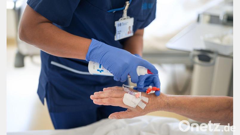 Auch ausländische Frauen arbeiten in Deutschland häufig in Engpassberufen. (Archivbild) Bild: Oliver Dietze/dpa