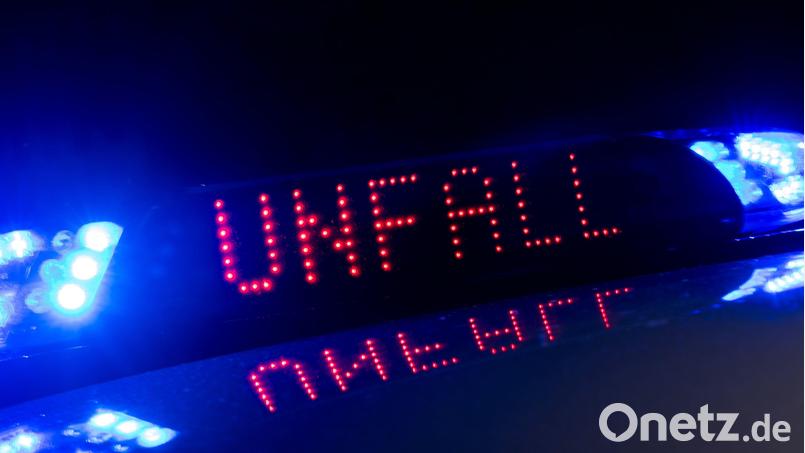 Ein 36-jähriger Autofahrer verliert in Schierling die Kontrolle über seinen Audi und prallt gegen mehrere Gartenmauern. Der Fahrer war alkoholisiert. Symbolbild: Monika Skolimowska/ZB/dpa