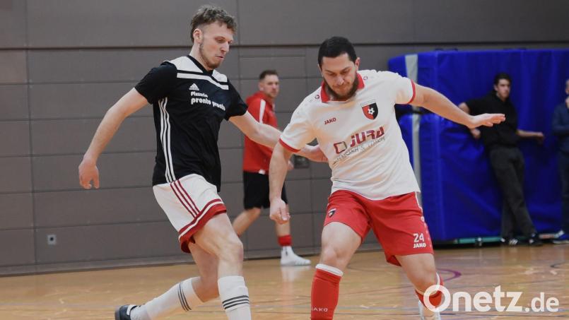 In den Spielen der Gruppenersten gewann die SpVgg Vohenstrauß (dunkles Trikot) gegen die SpVgg Trabitz mit 3:1. Am Ende wurden die Vohenstraußer Futsal-Vizemeister hinter Kreismeister FC Weiden-Ost. Bild: Gerhard Büttner