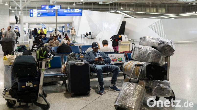 Am Flughafen Athen und anderen Airports Griechenlands müssen Reisende warten. (Archivbild) Bild: Socrates Baltagiannis/dpa