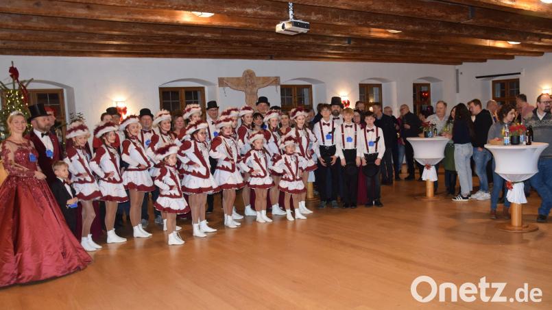 Zum Neujahrsempfang in Hohenburg gehörte am Neujahrstag der Auftritt der Fledermausgarden der Faschingsfreunde Hohenburg. Bild: bö