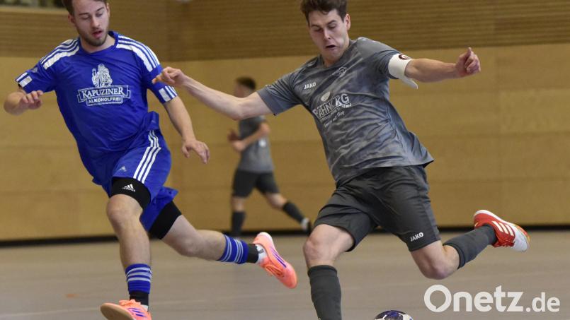 Der Nabburger Lukas Reitinger (rechts) nimmt das gegnerische Tor ins Visier. In Wernberg fand am Sonntag das zweite Vorrundenturnier der Futsal-Kreismeisterschaft im Kreis Cham/Schwandorf statt. Bild: Hans Mark