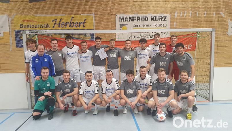 Der SC Regensburg (graue Trikots) besiegte im Finale von Schwarzenfeld den SV Schwarzhofen weiße Trikots) mit 4:2. Links in der blauen Trainingsjacke SV-Trainer Adi Götz. Bild: mr