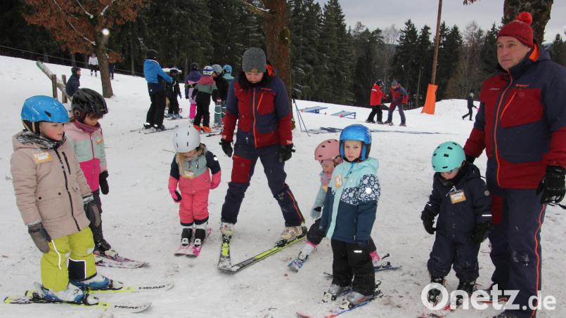 Trockentraining für die Kinder: So macht man mit den Skiern ein V, das dient zum Bremsen. Bild: kro