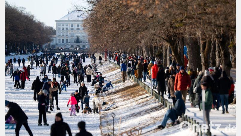 Winterjacke, Schal, Mütze, Handschuhe: Bei eisigen Temperaturen sollte man sich in Bayern weiter warm einpacken. Bild: Sven Hoppe/dpa