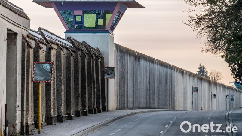 Immer häufiger melden Gefängnisse Drohnen, die über das Anstaltsgelände fliegen. (Symbolbild) Bild: Armin Weigel/dpa