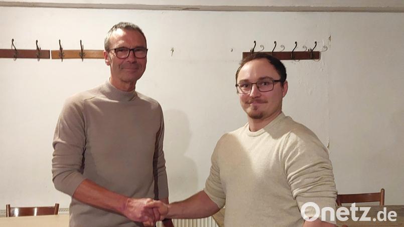 Felix Sperber (rechts) wurde von Bürgermeister Peter Achatzi als neues Gemeinderatsmitglied vereidigt. Bild: mfh