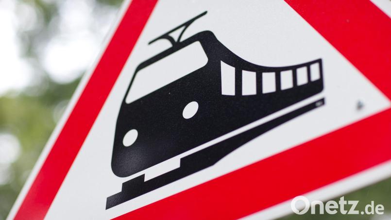 Nach dem Unfall ermittelt die Polizei wegen gefährlichen Eingriffs in den Bahnverkehr. (Symbolbild) Bild: Friso Gentsch/dpa