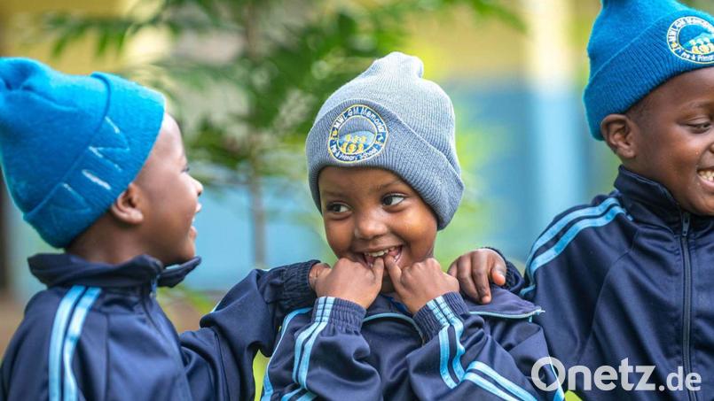 Spender können über das Hilfsprojekt Feuerkinder die Schule mit 400 Euro jährlich pro Schüler unterstützen. Damit werden Mahlzeiten, Unterrichtsmaterial sowie die Schulkleidung finanziert. Bild: Projekt Feuerkinder/Frank Medarakini