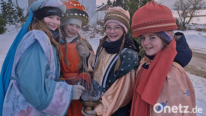 Wenn die Sternsinger unterwegs sind, tun sie das nie ohne Weihrauch. Der gehört zum kirchlichen Brauch wie die Kostüme der Drei Könige und der Stern, den der Sternträger mit sich trägt. Diesmal ist es Weihrauch wie im Vatikan, darauf sind die Wiesauer Sternsinger sehr stolz. Bild: Maria Sailer