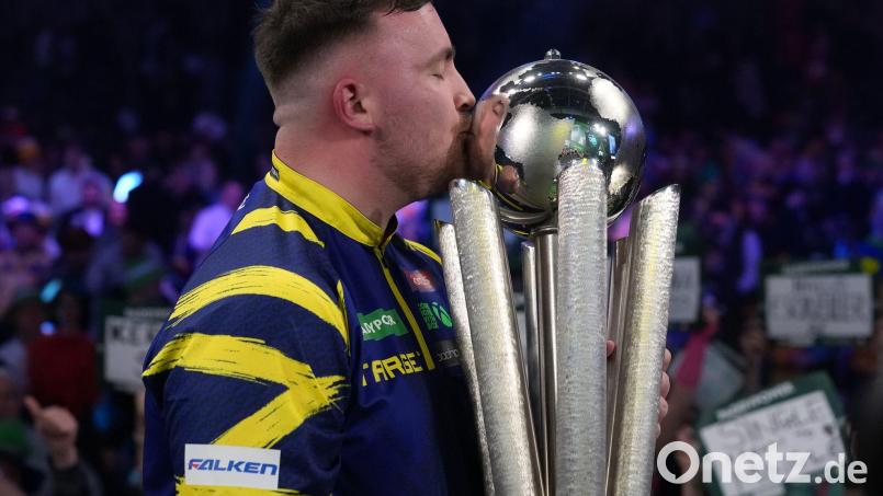 Luke Littler feiert den WM-Titel. Bild: Dave Shopland/AP/dpa
