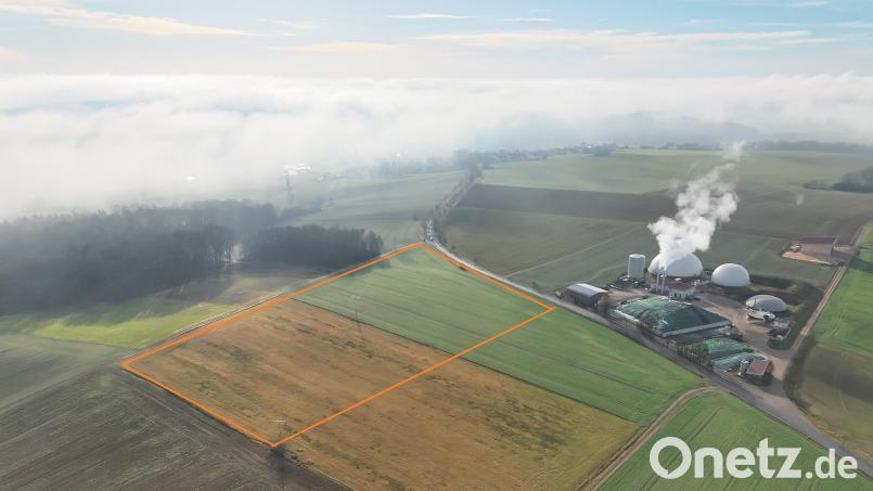 Auf der eingezeichneten Fläche soll eine Photovoltaikanlage entstehen, die den gewonnenen Strom zu ein Drittel in die Biogasanlage und zu zwei Drittel ins Netz einspeist. Bild: Norbert Schwaab