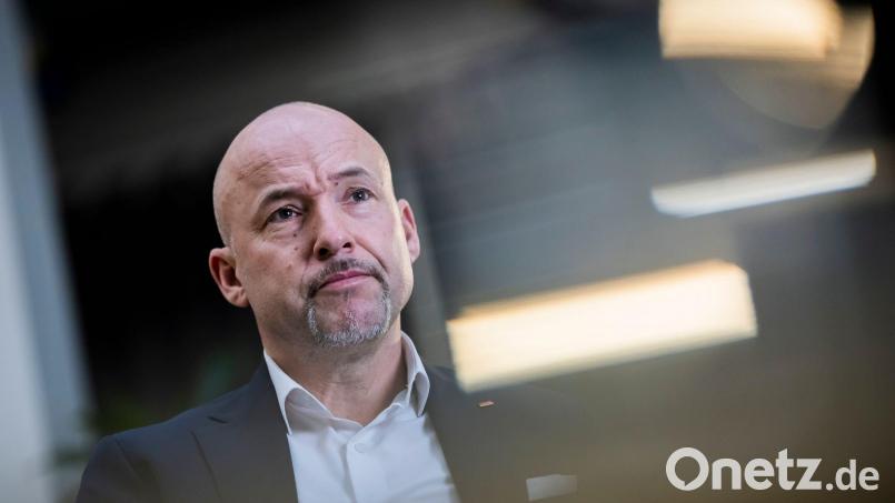 CSU-Landesgruppenchef Hoffmann rechnet sich von der industriellen Revolution im Weltraum auch für deutsche Forscher einen entscheidenden Vorteil aus. (Archivbild) Bild: Christoph Soeder/dpa