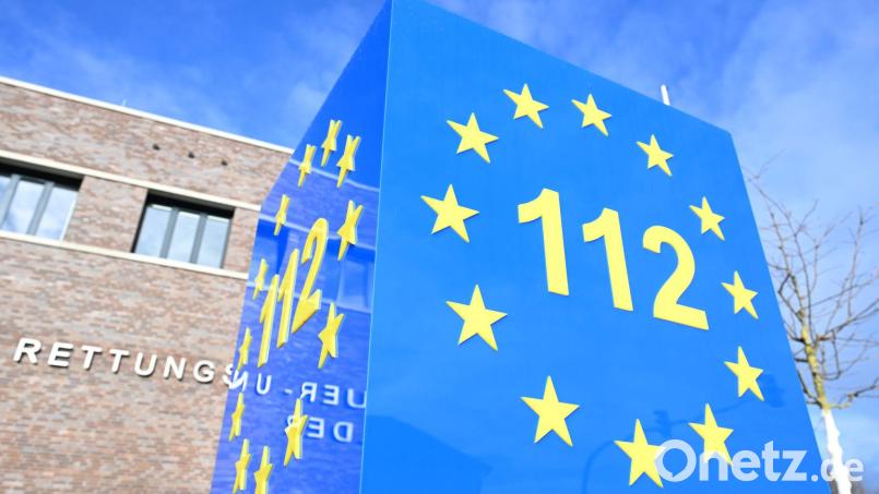 Der für den Winterdienst zuständige Mann wählte den Notruf. (Symbolbild) Bild: Bernd Weißbrod/dpa