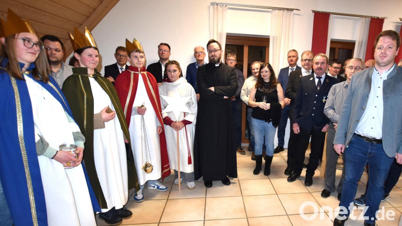 Eine Sternsingergruppe der katholischen Pfarrei, mit Pfarrer Johannes Arweck (rechts daneben) erfreute die Gäste des Neujahrsempfangs der Gemeinde Illschwang mit ihrem Besuch. Nachdem sie ihre Segenswünsche vorgetragen hatten, baten sie die Anwesenden um eine Spende für Kinder in Not. Bild: no