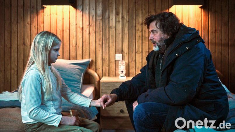 Kommissar Friedemann Berg (Hans-Jochen Wagner) ist der einzige, zu dem Eliza (Hanna Heckt) Zutrauen fasst. Bild: Benoît Linder/SWR /dpa