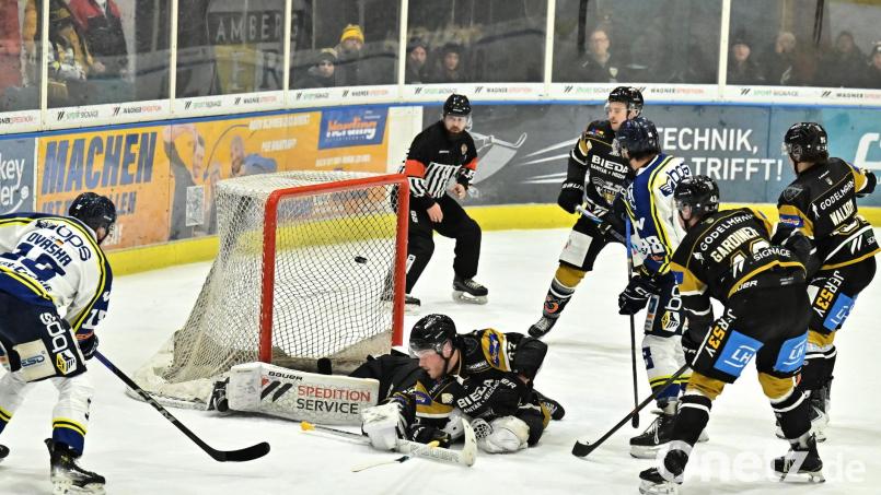 Das war das 0:3 für den EHC Waldkraiburg. Daniel Krieger (am Boden) vom ERSC Amberg versuchte noch, die Scheibe zusammen mit Torhüter David Kubik abzuwehren. Bild: Hubert Ziegler