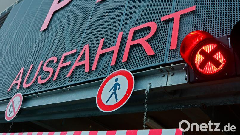 Polizisten entdeckten während einer Streifenfahrt in Marktredwitz ein Auto ohne Kennzeichen. Symbolbild: Matthias Bein/dpa