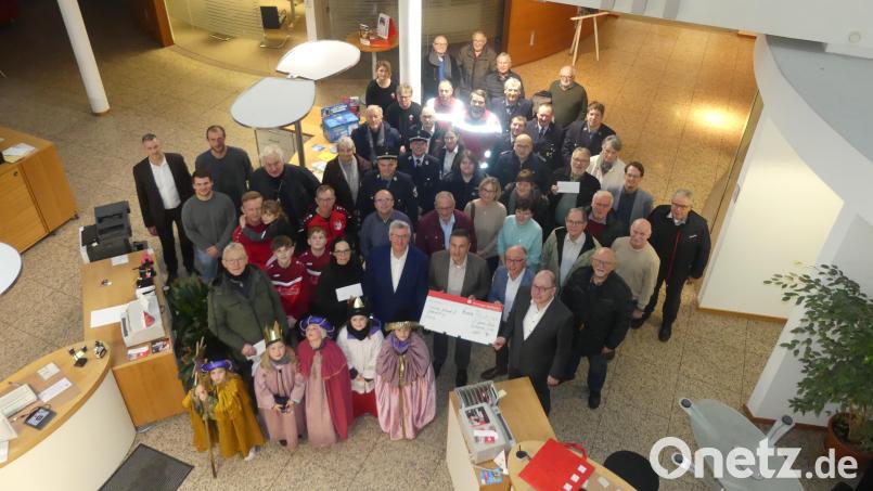 Johannes Zach (vorne rechts) dankte den Vertretern von 46 Vereinen und Organisationen für deren ehrenamtliches Engagement. Bild: rn