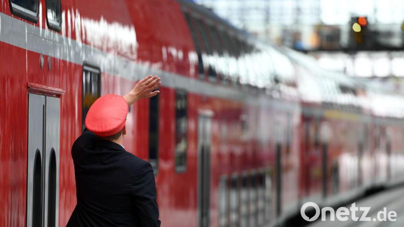 Vor allem im Nahverkehr erleben Mitarbeiter der Deutschen Bahn oft Aggression. (Archivbild) Bild: Soeren Stache/dpa