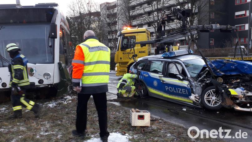 Bei dem Straßenbahnunfall in Augsburg wurden zwei Polizisten und eine Tramfahrerin verletzt. Bild: Annette Zoepf/dpa