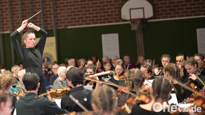 Die junge ukrainischstämmige Dirigentin Ustina Dubitsky brachte das BLJO zur Höchstform. Bild: cog