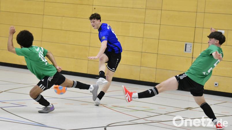 Szene aus dem Endspiel zwischen der SpVgg SV Weiden (blau) und dem SV Fortuna Regensburg (grün). Bild: Hubert Ziegler