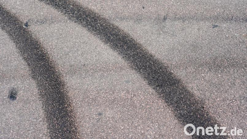 Ein Driftversuch endete in Weiden mit einem Verkehrsunfall. Symbolbild: Peter Endig/dpa