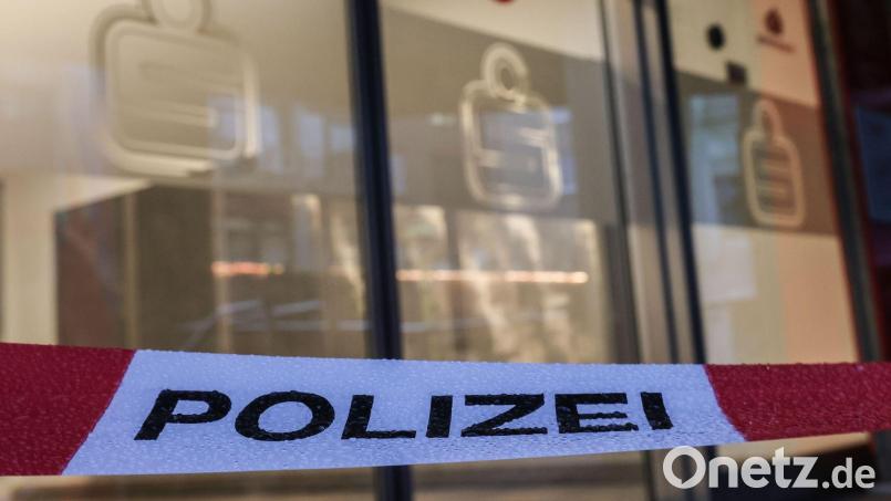 Ein Absperrband der Polizei hängt vor der Filiale der Sparkasse, deren Schließfächer ausgeräumt wurden Bild: Oliver Berg/dpa