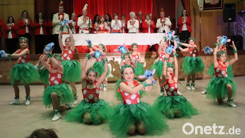 Die Geschichte von Lilo und Stich spielt auf Hawaii. Mit passenden Kostümen und treibender Musik entführt die Kindergarde die Zuschauer in die Südsee. Bild: mfh
