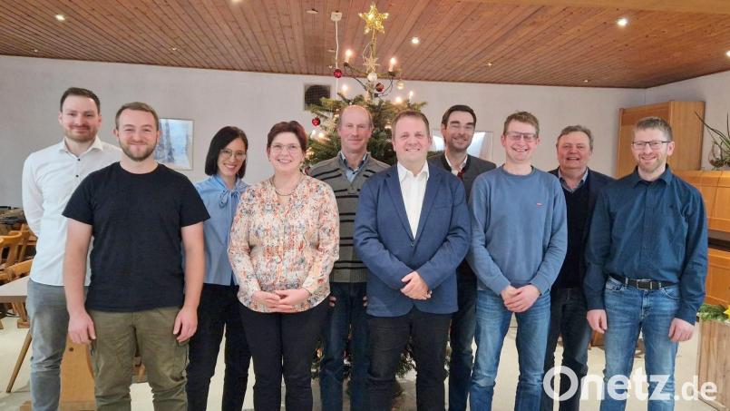 Bürgermeisterkandidat der CSU-Kirchendemenreuth ist Andreas Hösl (sechster von links). Er soll die Nachfolge von Gerhard Kellner (zweiter von rechts) antreten, der nicht mehr kandidiert. Bild: Barbara Gruber/exb