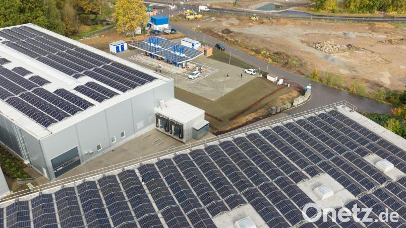 Ein Solarpark in Sachsen, der dem Laden von Elektroautos dient. (Archivbild) Bild: Sebastian Kahnert/dpa
