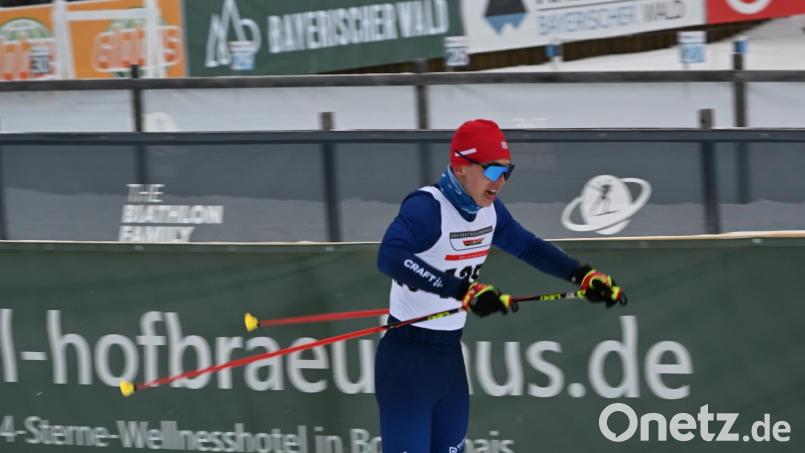 Tobias Loos vom SC Monte Kaolino Hirschau gewann das 10 KM Skatingrennen beim zweiten Deutschlandpokal im Hohenzollern- Skistadion am Arbersee in der Altersklasse U18. Bild: chl