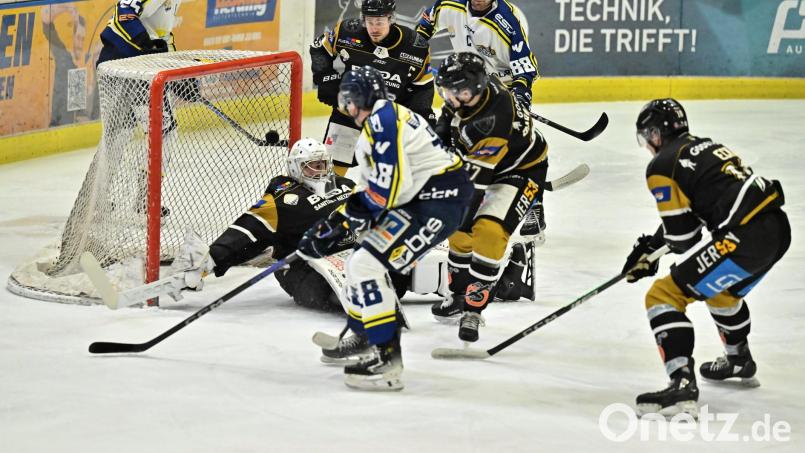 Der ERSC Amberg (schwarze Trikots, Szene aus einem früheren Spiel) hat das Spiel bei den Buchloe Pirates deutlich mit 1.5 verloren. Bild: Hubert Ziegler