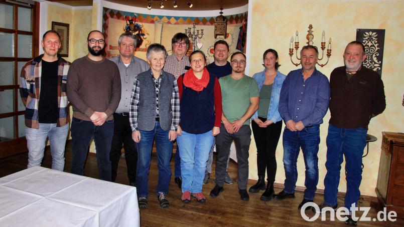 Die Kandidatinnen und Kandidaten der Freien Wählerschaft Neukirchen (von links): Stefan Pilhofer, Philipp Strobel, Burkhard Winter, Rete Pilhofer, Alex Jürgen, Andrea Kempf, Stefan Wonneberger, Felix Sperber, Julia Stubenvoll, Christian Sperber und Thomas Kaiser. Bild: ds