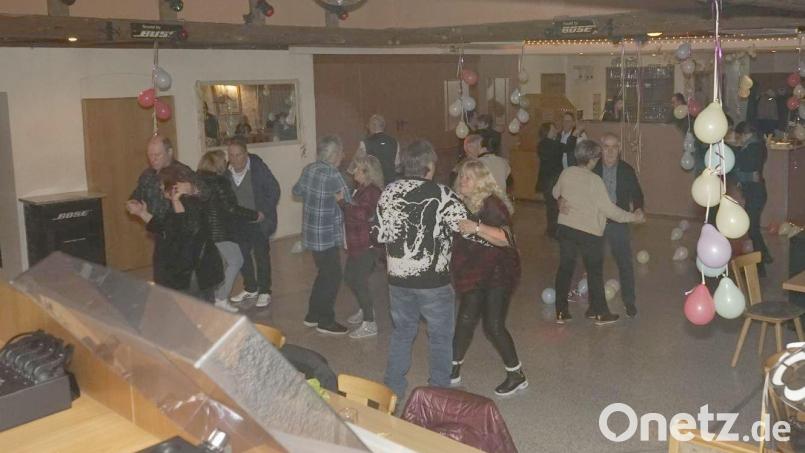 Auf dem Parkett versammelten sich wie vor Jahrzehnten die leidenschaftlichen Tänzer. Bild: Andreas Zwack