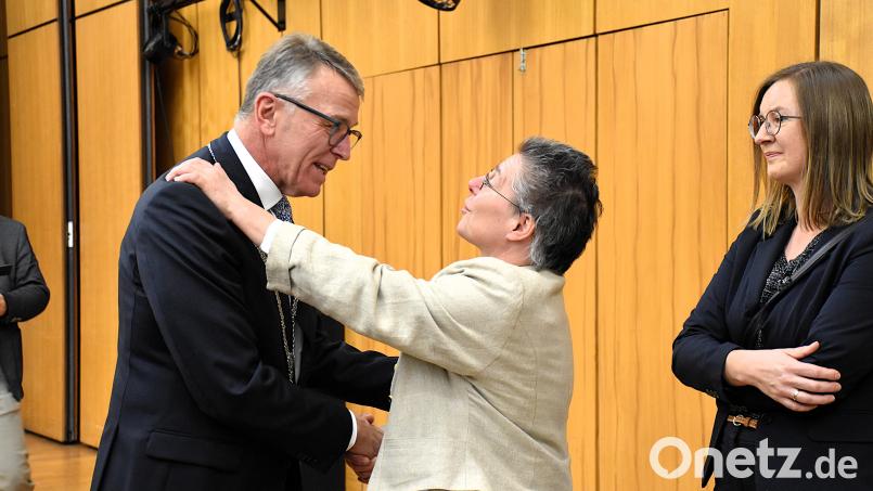 Weil es Franz Stahls letzter Neujahrsempfang als amtierender Bürgermeister von Tirschenreuth war, wurde er diesmal von vielen der 250 Gäste, wie hier von Margret Schels, sehr persönlich und besonders herzlich mit Glückwünschen für seine Zukunft als Pensionist bedacht. Bild: ubb