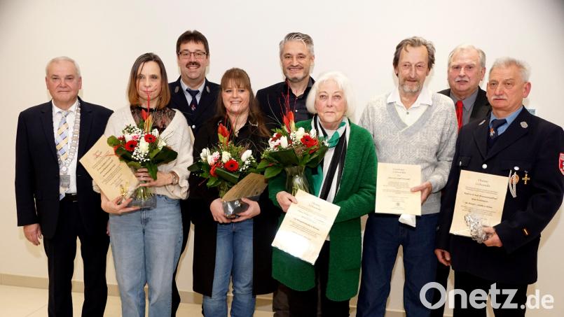 Beim Neujahrsempfang in Kulmain ehrten Bürgermeister Günter Kopp (links) sowie Dritter Bürgermeister Gerd Schönfelder (Fünfter von links) und Zweiter Bürgermeister Albert Sollfrank (Zweiter von rechts) engagierte und verdiente Bürger: Andrea Krauß (ab Zweite von links), Rainer Bayer, Corinna Fröhler Hildegard Schroll, Josef Reindl und Ernst Braunreuther. Bild: bkr