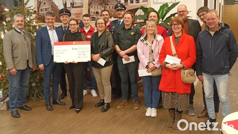 Die Vertreter der Vereine nehmen den symbolischen Spendenscheck von Stellvertretendem Vorstandsmitglied Albert Bergmann, Filialdirektorin Melanie Nowlin und Bürgermeister Andreas Wutzlhofer in Vohenstrauß entgegen. Bild: Sparkasse